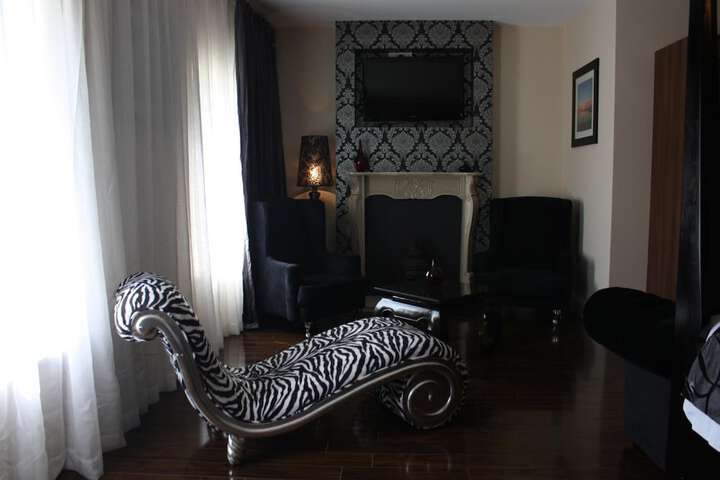 Room 33 of 64