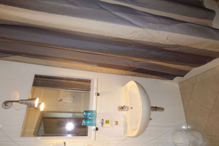 Room 8 of 40