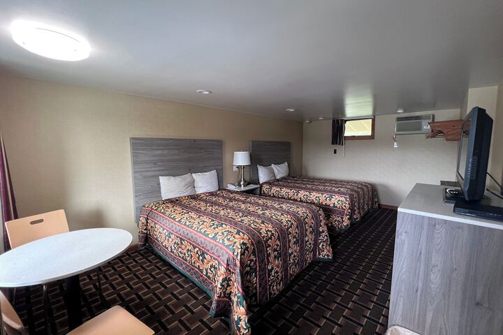 1 Queen Bed (2 of 18)