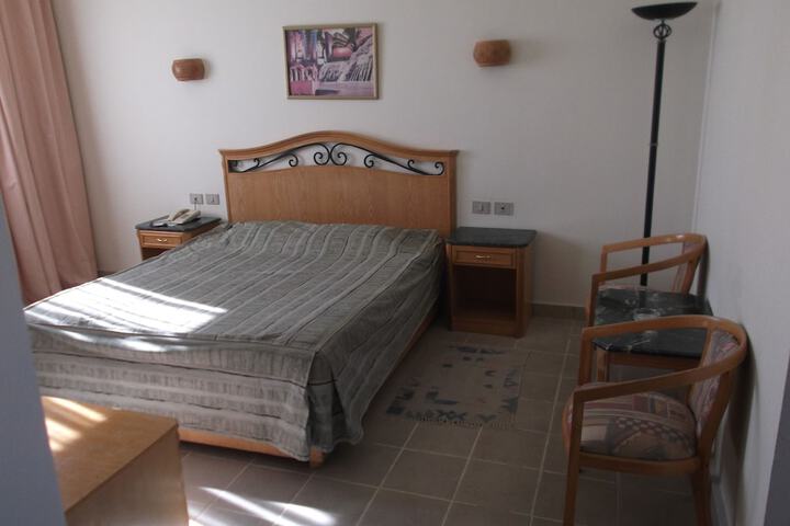Room 13 of 90