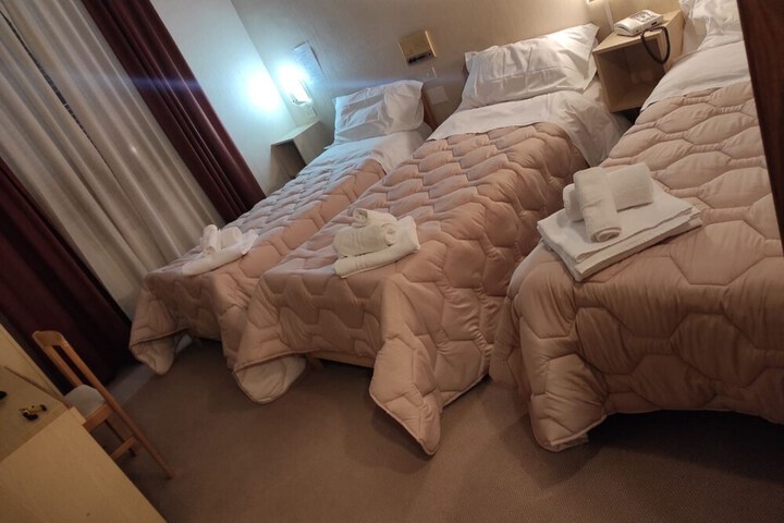 Room 6 of 17