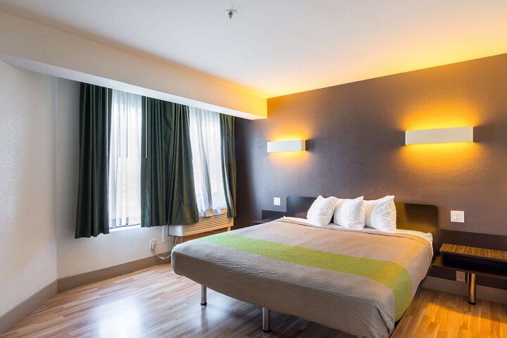 1 King Bed (3 of 17)