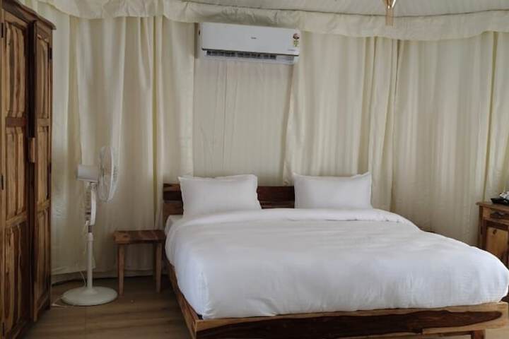 Room 13 of 76