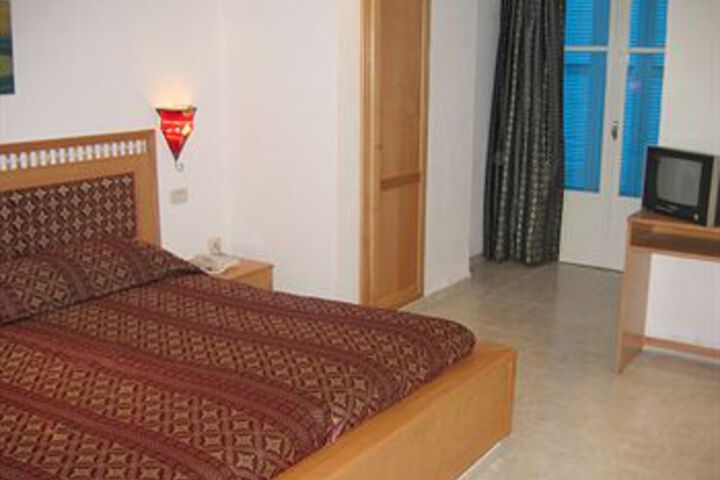 Room 7 of 14