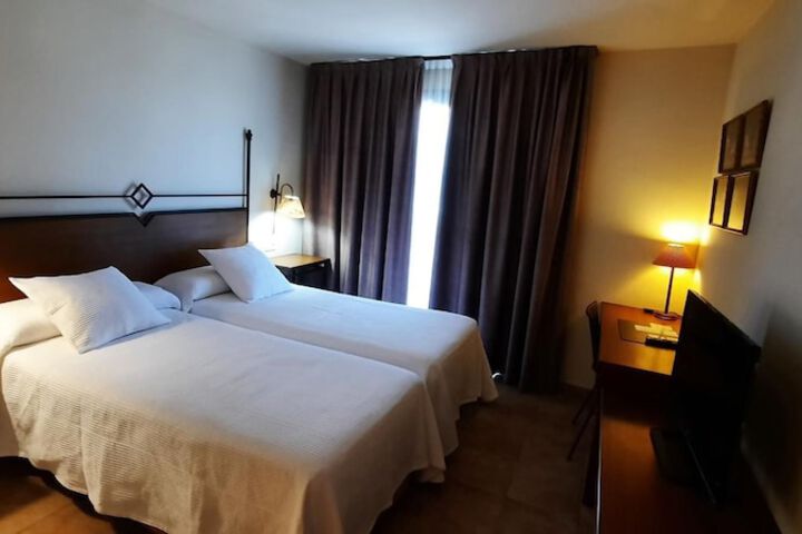 Room 3 of 76