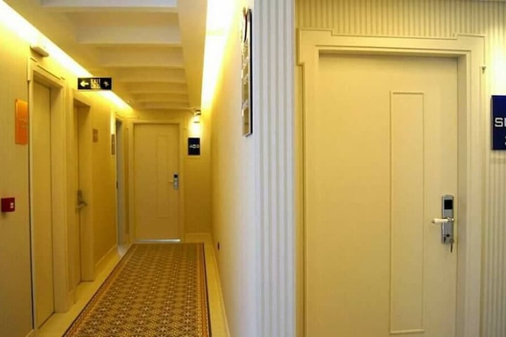 Ballroom/Hall 25 of 31