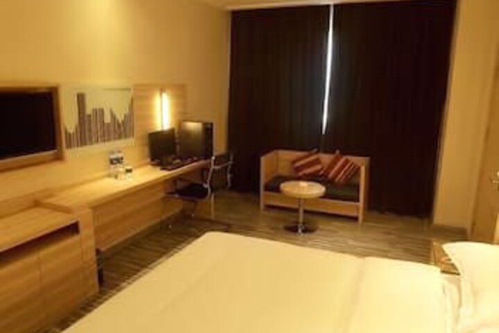 Room 6 of 8