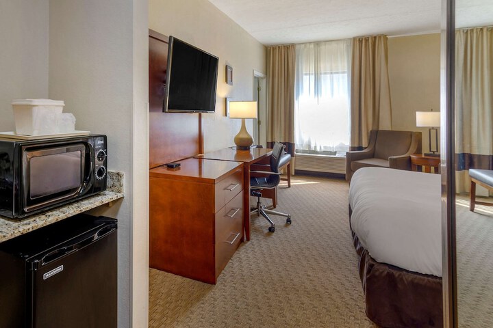 1 King Bed (6 of 8)