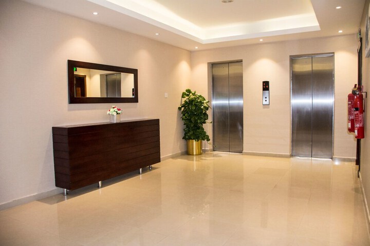 Ballroom/Hall 16 of 17