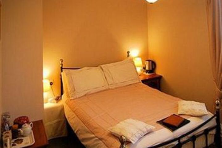 Room 4 of 6