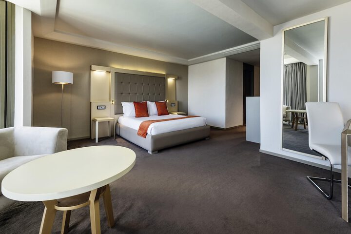 Room 26 of 102