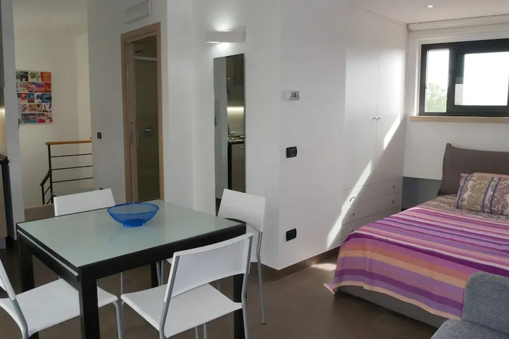 Room 6 of 10