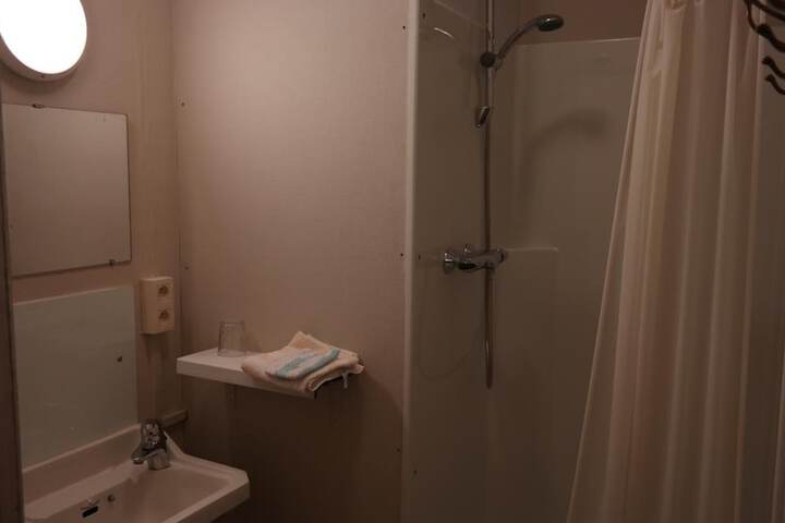 Room 27 of 40