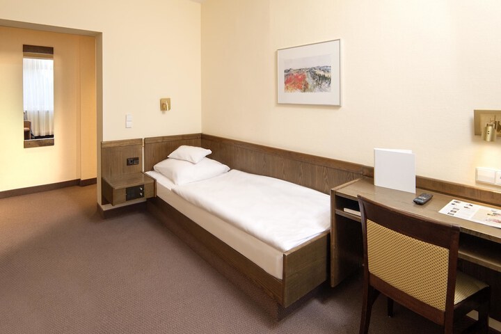 Room 9 of 48