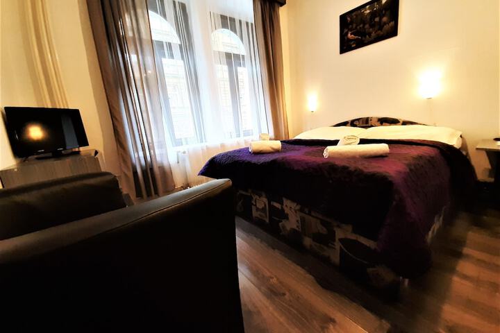 Room 10 of 33