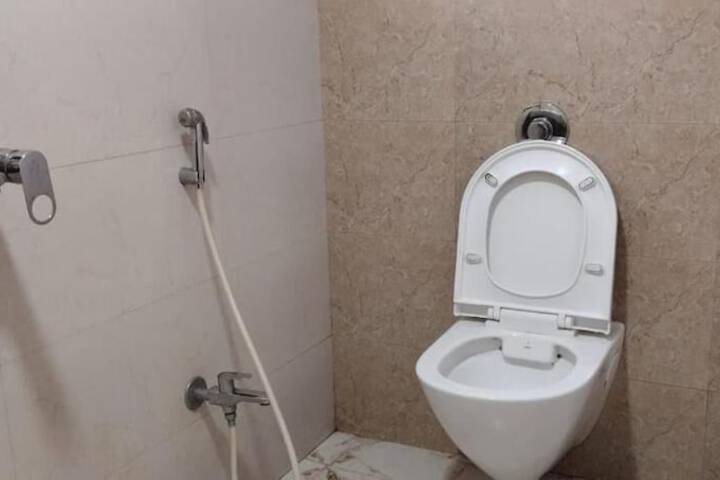 Room 5 of 6