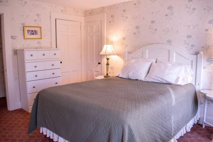 Classic Queen Bed (1 of 15)