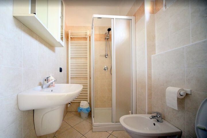 Room 4 of 18
