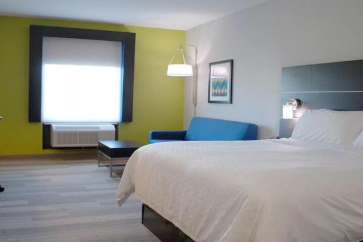 1 King Bed (3 of 11)