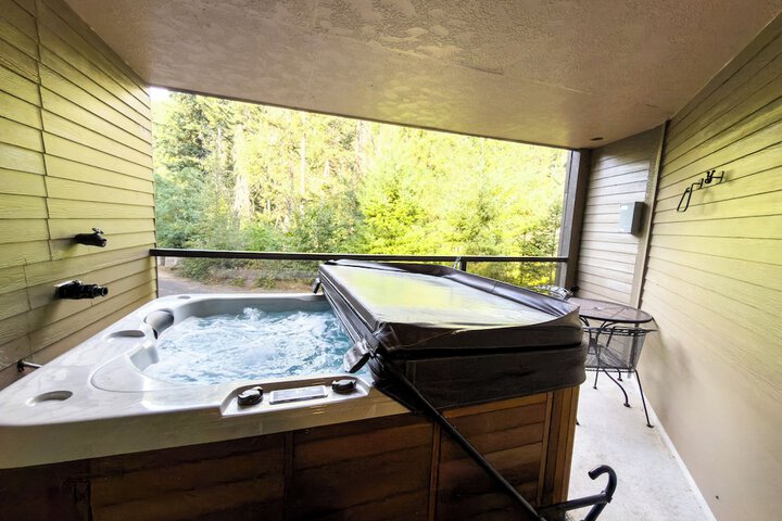Private spa tub