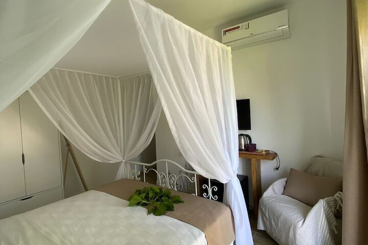 Room 8 of 184
