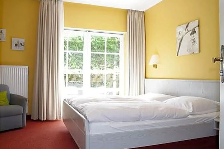 Room 6 of 8