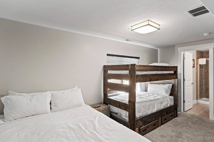 Room 21 of 142