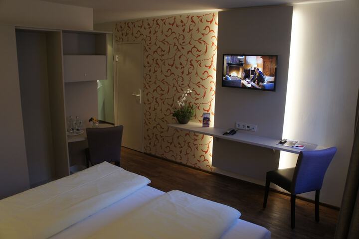 Room 5 of 94