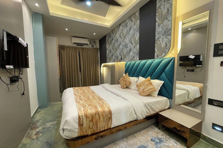 Room 7 of 12