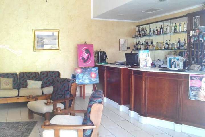 Lounge 34 of 42