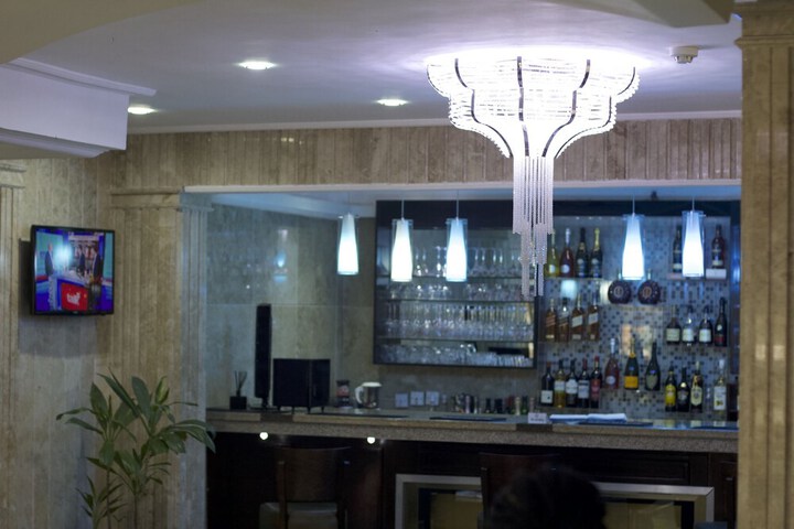 Lounge 34 of 44