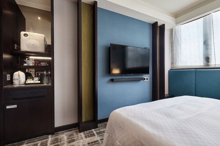 Room 6 of 28