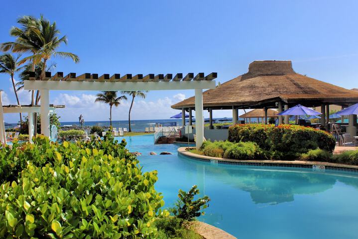 Poolside bar
