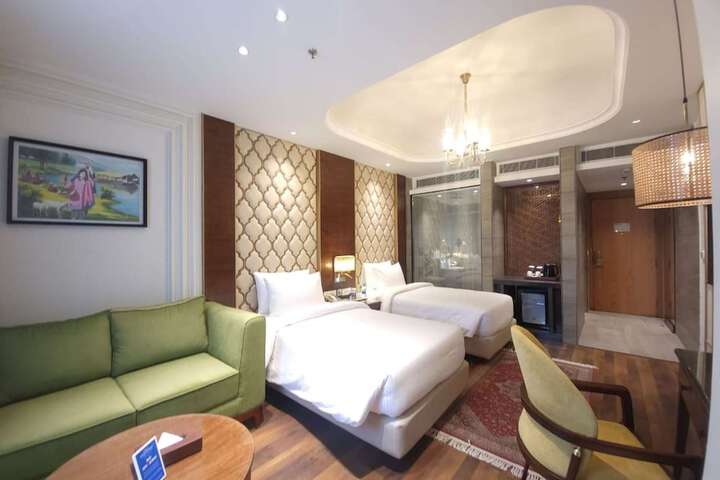 Room 33 of 80