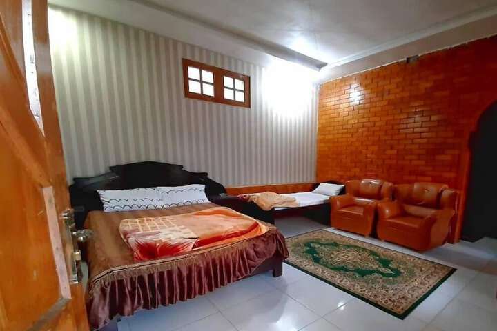 Room 13 of 20