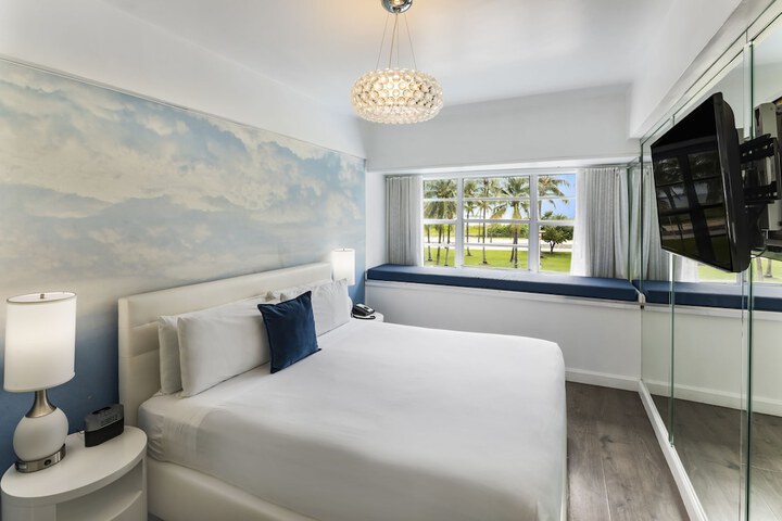 Traditional Room 1 King Bed or 1 King Bed with Rollaway Bed (3 of 32)