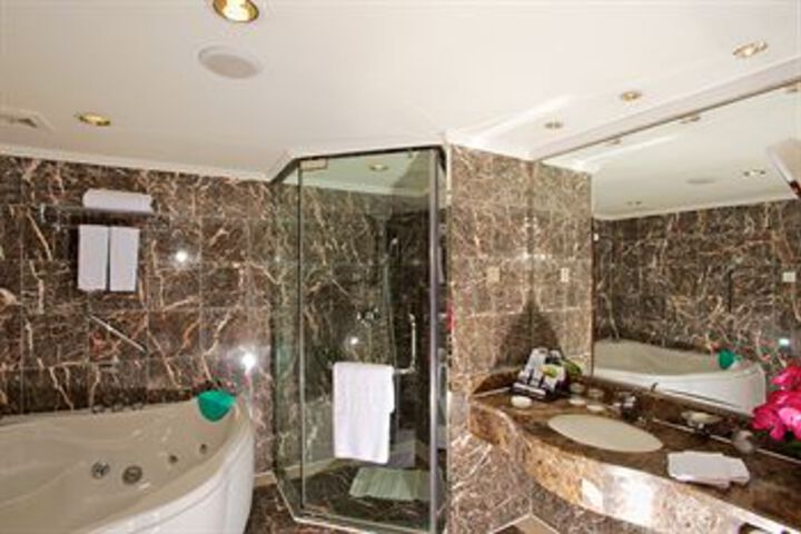 Room 4 of 36