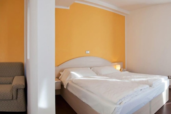Room 21 of 100