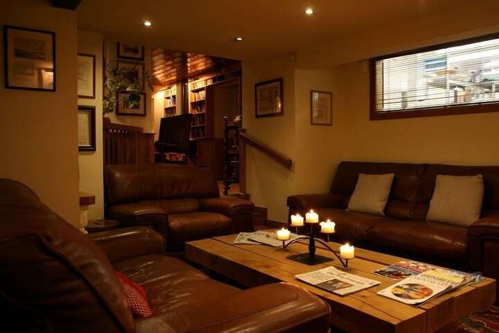 Lounge 25 of 39