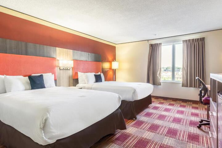 1 Queen Bed (3 of 9)