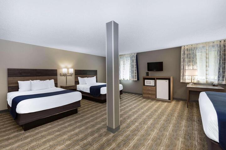 1 Queen Bed (6 of 22)