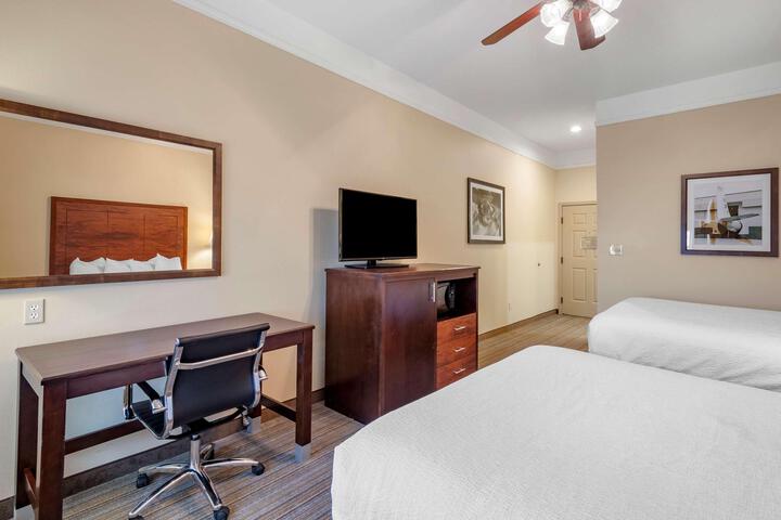 2 Queen Beds Microwave and Refrigerator High Speed Internet Accessible Pillowtop Bed Coffee Maker Full Breakfast (8 of 13)