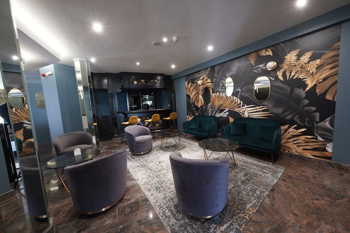 Lounge 76 of 102