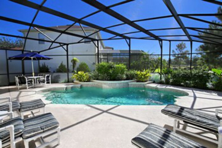 Exterior of Windwood Bay by Florida Star Vacations