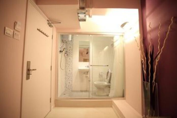 Room 28 of 93