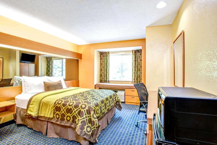 1 Queen Bed Hearing Accessible Room (3 of 13)