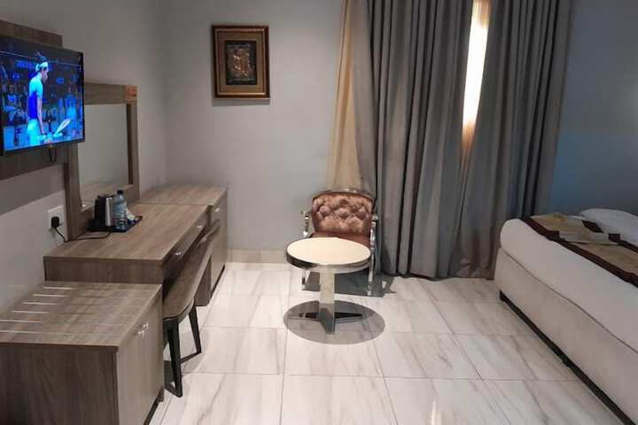 Room 12 of 102