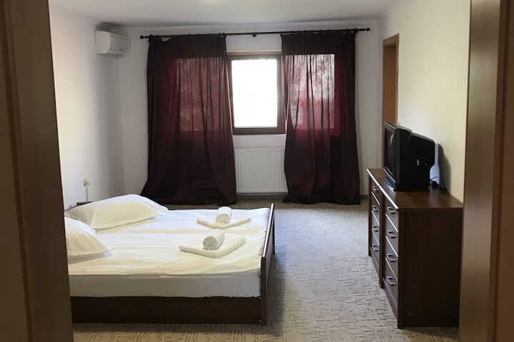 Room 10 of 12