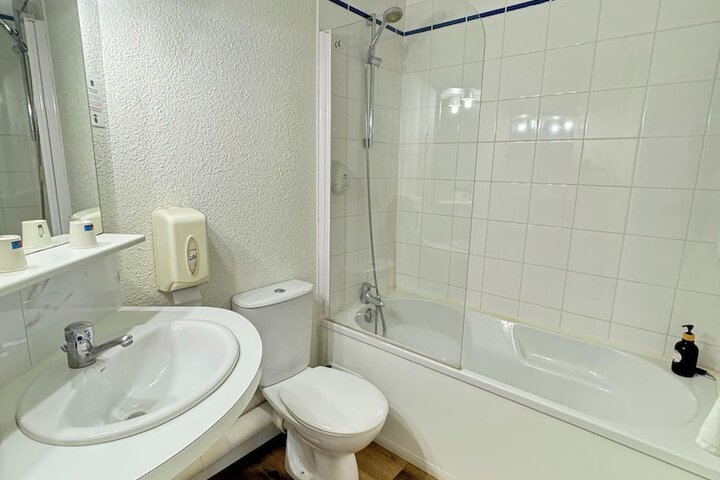 Room 32 of 62