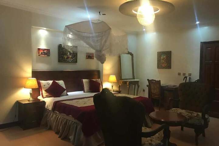 Room 8 of 9